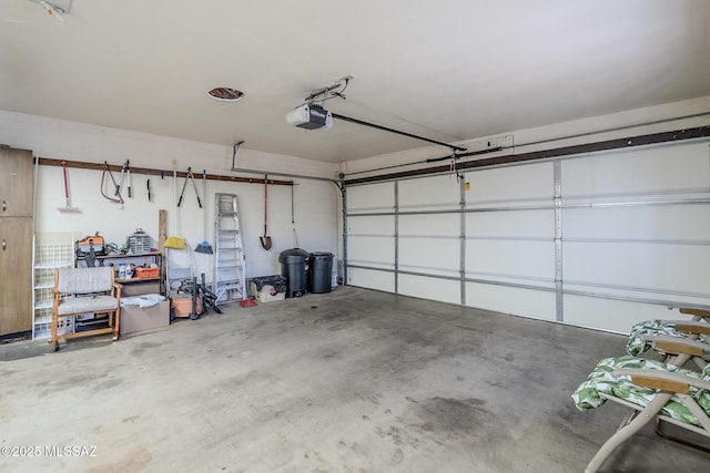 723 S Los Zafiros, Green Valley, AZ 85614 - garage featuring a garage door opener