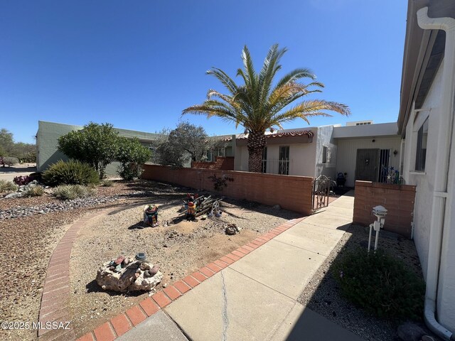 723 S Los Zafiros, Green Valley, AZ 85614 - view of front of house featuring a fenced front yard and stucco siding