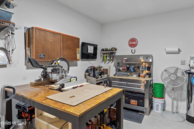 7138 W Ferntree Ln, Tucson, AZ 85757 - office with a workshop area