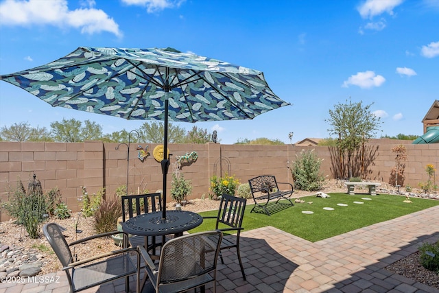 7138 W Ferntree Ln, Tucson, AZ 85757 - view of patio / terrace with a fenced backyard and outdoor dining space