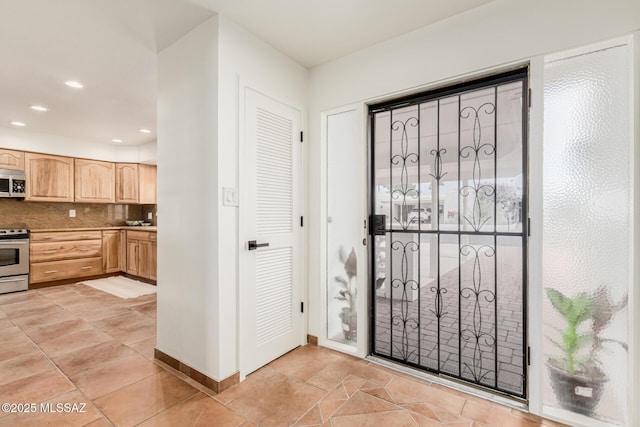 5050 N Crestridge Dr, Tucson, AZ 85718 - foyer with recessed lighting and baseboards