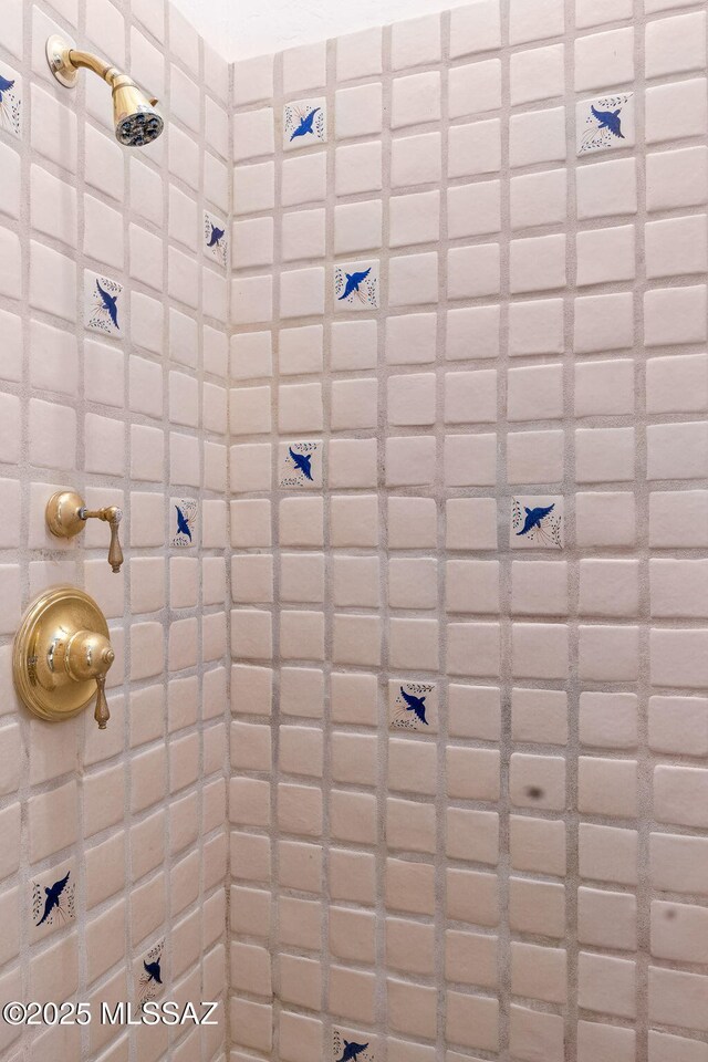full bathroom featuring tiled shower