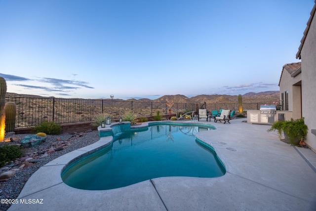 66450 E Sundance Pl, Saddlebrooke, AZ 85739 - view of swimming pool featuring an outdoor kitchen, a fenced backyard, a patio area, a mountain view, and area for grilling