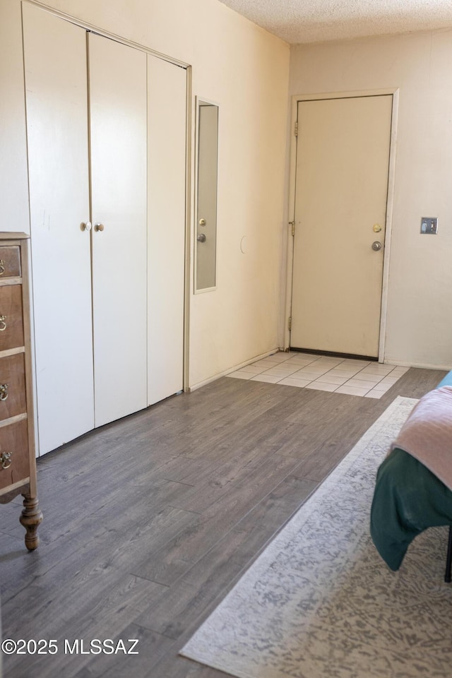 616 E 8th St, Tucson, AZ 85705 - bedroom featuring light wood-style flooring, a closet, and a textured ceiling