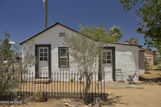 203 N Kellum Ave, Bowie, AZ 85605 - view of front facade with stucco siding and a fenced front yard