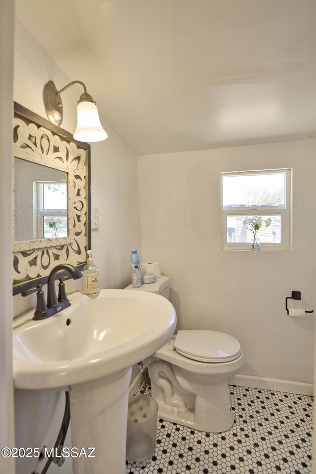 203 N Kellum Ave, Bowie, AZ 85605 - bathroom featuring plenty of natural light, toilet, baseboards, and tile patterned flooring
