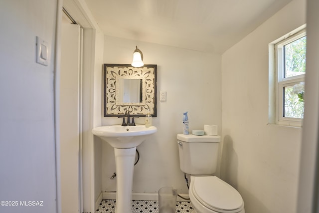 203 N Kellum Ave, Bowie, AZ 85605 - half bath featuring toilet and baseboards