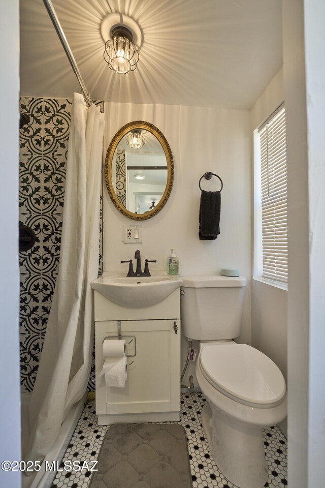 203 N Kellum Ave, Bowie, AZ 85605 - bathroom with toilet, vanity, and a shower with shower curtain