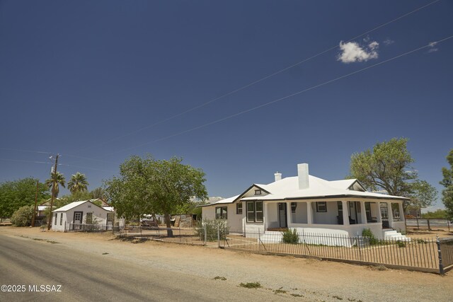 203 N Kellum Ave, Bowie, AZ 85605 - view of front of house featuring a fenced front yard and a chimney