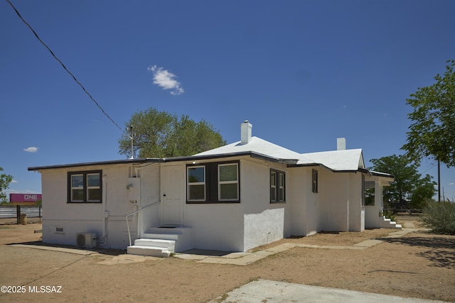 203 N Kellum Ave, Bowie, AZ 85605 - view of front facade with a chimney, stucco siding, and fence