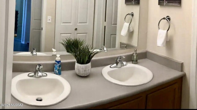 6655 N Canyon Crest Dr Unit 13277, Tucson, AZ 85750 - bathroom with double vanity