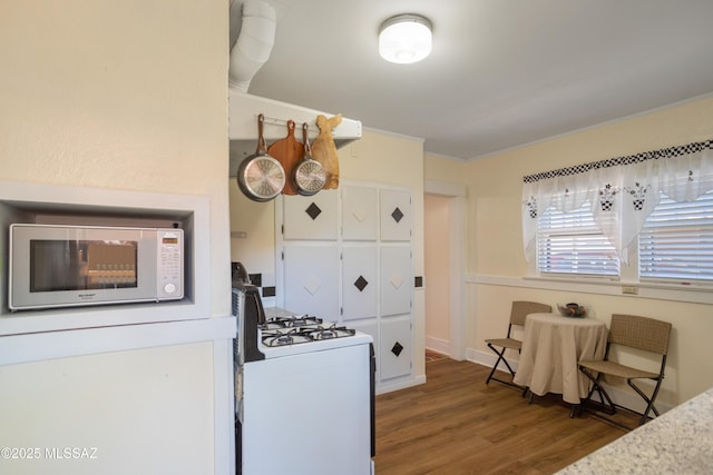 24 Black Knob, Bisbee, AZ 85603 - kitchen with white appliances, wood finished floors, and light countertops