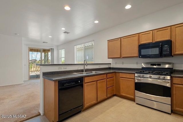 6902 W Leeward Cove Way, Tucson, AZ 85757 - kitchen featuring black appliances, a sink, a peninsula, dark countertops, and recessed lighting
