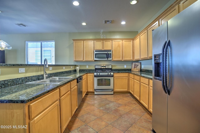 11113 N Rams Horn Trl N, Oro Valley, AZ 85737 - kitchen with stainless steel appliances, a sink, a peninsula, recessed lighting, and light brown cabinetry