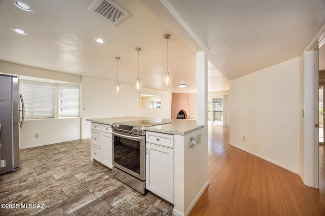 9846 E 2nd St, Tucson, AZ 85748 - kitchen with stainless steel appliances, white cabinetry, hanging light fixtures, baseboards, and recessed lighting