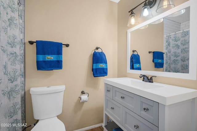 210 S Abrego Dr, Green Valley, AZ 85614 - full bathroom featuring vanity, toilet, curtained shower, and baseboards