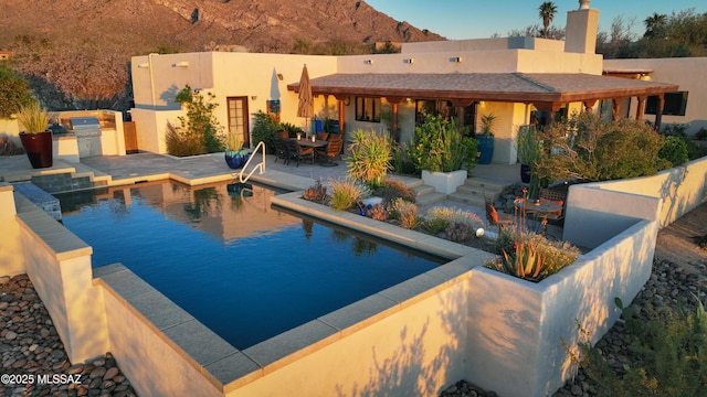 9971 N Desert Sky Rd, Oro Valley, AZ 85737 - outdoor pool featuring exterior kitchen, a patio, and a mountain view