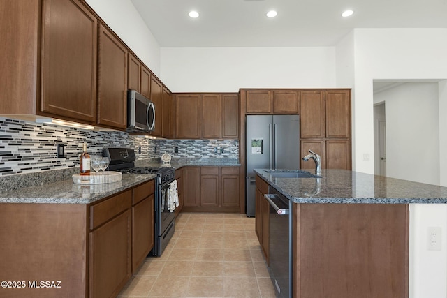 62742 E Oakwood Dr, Saddlebrooke, AZ 85739 - kitchen featuring appliances with stainless steel finishes, a sink, backsplash, dark stone counters, and recessed lighting