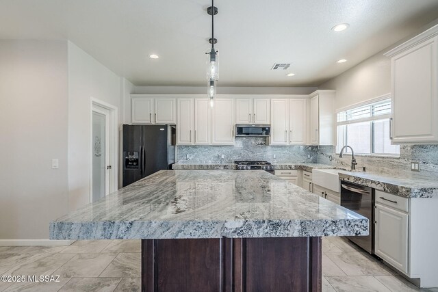 3526 E Farrier Dr, Tucson, AZ 85739 - kitchen with appliances with stainless steel finishes, a sink, backsplash, a kitchen island, and recessed lighting