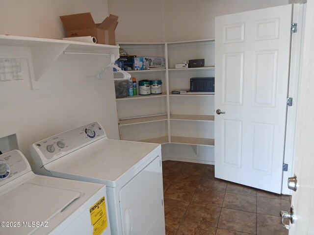 6700 S Stone Fly Dr, Tucson, AZ 85757 - laundry area with washing machine and clothes dryer and dark tile patterned floors