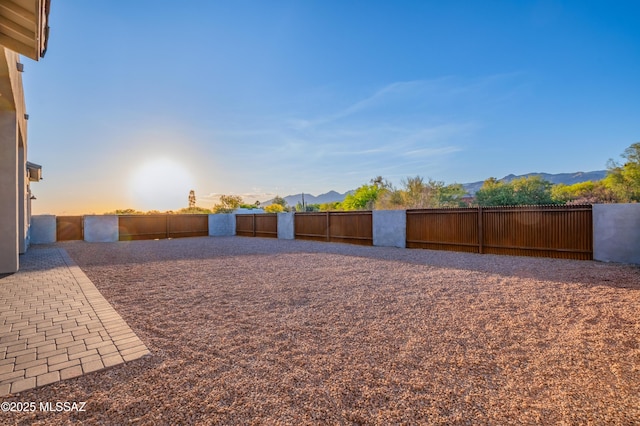 view of yard with a mountain view