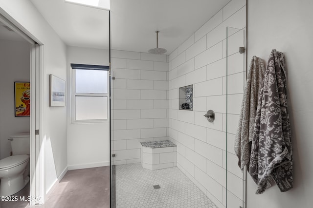 full bath with toilet, tiled shower, baseboards, and tile patterned floors