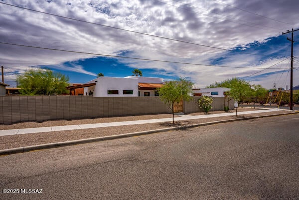 view of front facade featuring stucco siding
