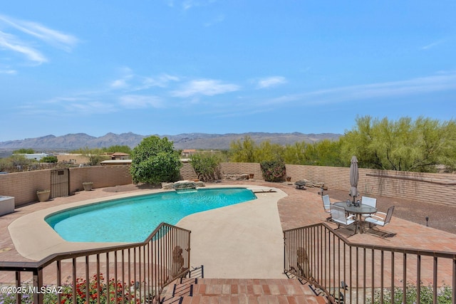 571 N Tanque Verde Loop Rd, Tucson, AZ 85748 - view of swimming pool featuring a mountain view, a patio, and a fenced backyard