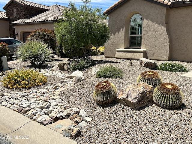 60422 E Arroyo Vista Dr, Oracle, AZ 85623 - view of side of property featuring stucco siding, an attached garage, and a tiled roof