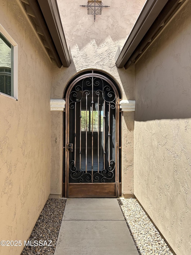 60422 E Arroyo Vista Dr, Oracle, AZ 85623 - doorway to property featuring stucco siding and a gate