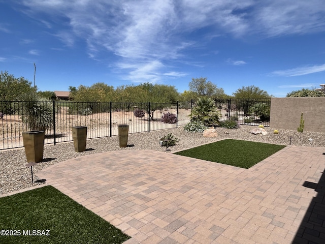 60422 E Arroyo Vista Dr, Oracle, AZ 85623 - view of patio with fence