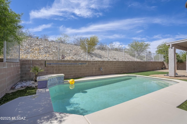 519 W Silvertip Rd, Tucson, AZ 85737 - view of pool featuring a fenced backyard
