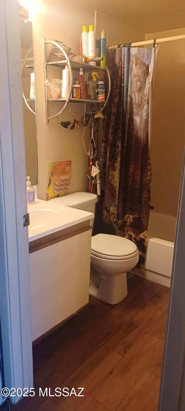 4081 N Hidden Cove Pl, Tucson, AZ 85749 - bathroom with wood finished floors, toilet, vanity, and shower / tub combo with curtain