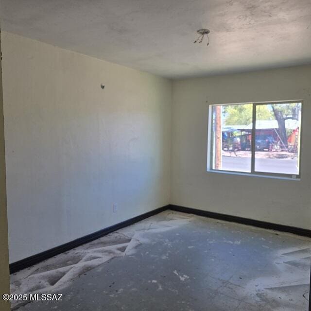 5850 E Lee St, Tucson, AZ 85712 - spare room with baseboards