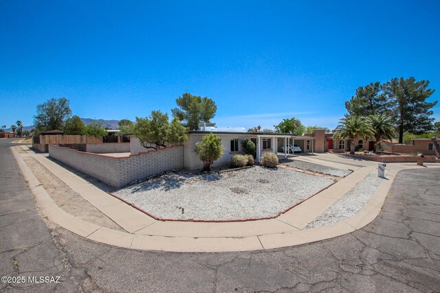 9570 E Sellarole Rd, Tucson, AZ 85730 - view of front of house featuring fence