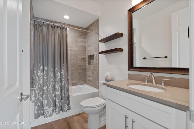 31566 S Misty Basin Rd, Oracle, AZ 85623 - full bathroom featuring shower / bath combo with shower curtain, toilet, vanity, and wood finished floors