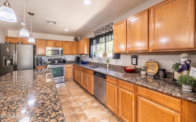 13570 E Hampden Green Way, Vail, AZ 85641 - kitchen featuring stainless steel appliances, a sink, dark stone countertops, recessed lighting, and decorative light fixtures
