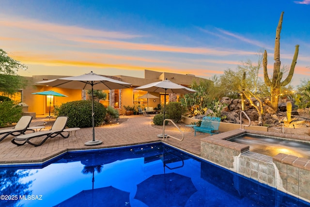 545 E Thunderstorm Pl, Oro Valley, AZ 85755 - pool at dusk with a patio area, an outdoor pool, and an in-ground hot tub