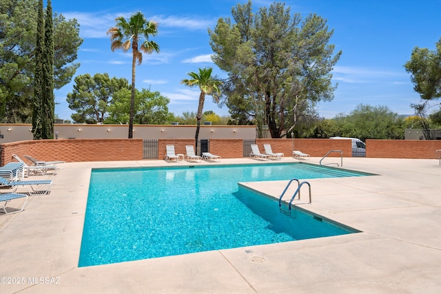 1018 Cll De La Temporada, Green Valley, AZ 85614 - community pool with a patio and fence