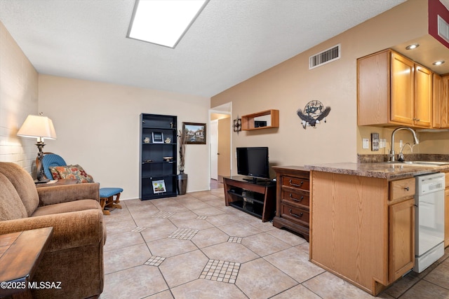 1018 Cll De La Temporada, Green Valley, AZ 85614 - living area featuring light tile patterned flooring