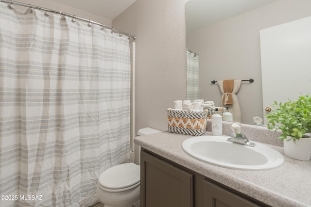9536 N Scarlet Tanager Ln, Tucson, AZ 85742 - full bath with toilet, vanity, and curtained shower