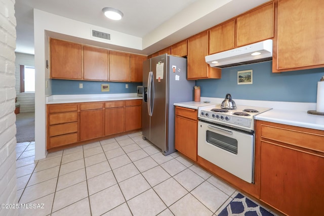 628 Corpino De Pecho, Green Valley, AZ 85614 - kitchen featuring electric stove, under cabinet range hood, stainless steel fridge with ice dispenser, and light countertops