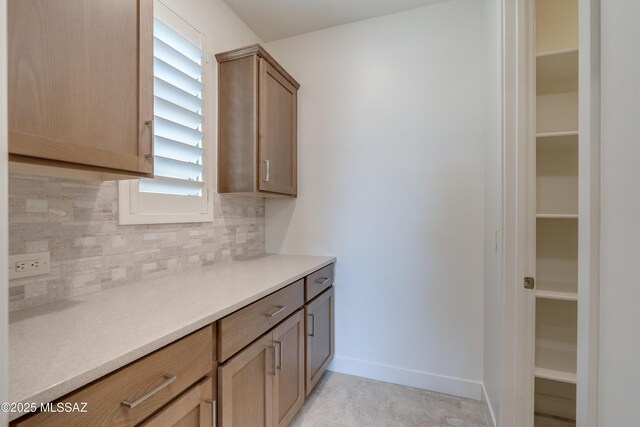 2559 E Wrightson View Dr, Green Valley, AZ 85614 - kitchen featuring tasteful backsplash, light countertops, plenty of natural light, and baseboards