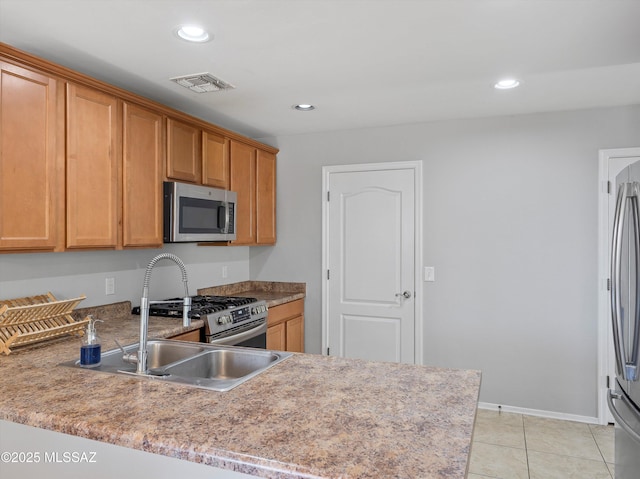 4801 E Canary Grass Dr, Tucson, AZ 85756 - kitchen featuring stainless steel appliances, a sink, recessed lighting, baseboards, and a peninsula