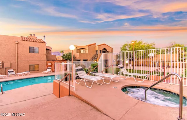 1745 E Glenn St Unit 133, Tucson, AZ 85719 - community pool with a community hot tub and a patio