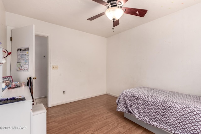 bedroom with light wood-style floors, baseboards, and ceiling fan