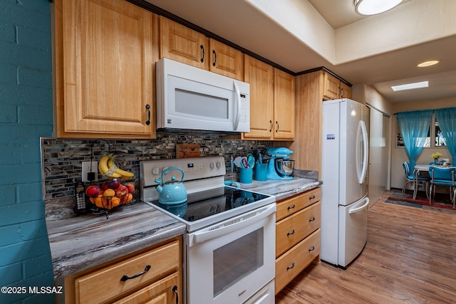 413 N Calle Del Diablo, Green Valley, AZ 85614 - kitchen with white appliances, light wood finished floors, and tasteful backsplash