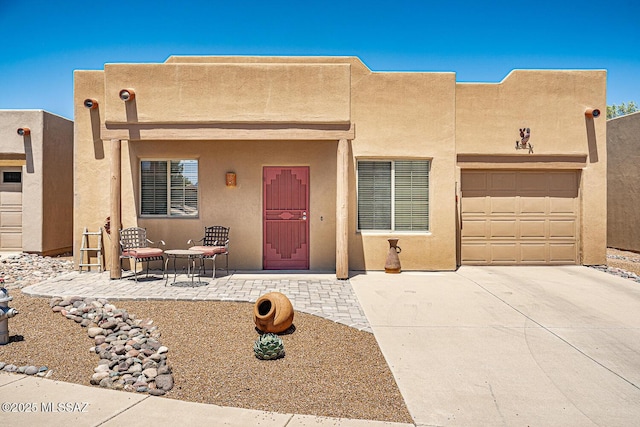 1012 W Via Del Placio, Green Valley, AZ 85614 - pueblo-style home featuring stucco siding and concrete driveway