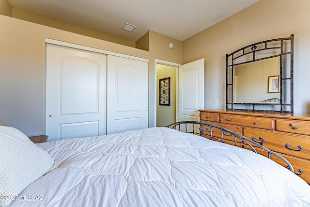 1012 W Via Del Placio, Green Valley, AZ 85614 - bedroom featuring a closet