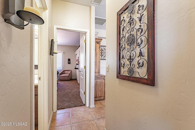 1012 W Via Del Placio, Green Valley, AZ 85614 - hallway with a textured wall and light carpet